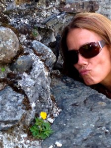 Since Logan absolutely insisted we celebrate spring, romance in the air, etc, etc with a flowers-and-Sunniva author picture, here you go.